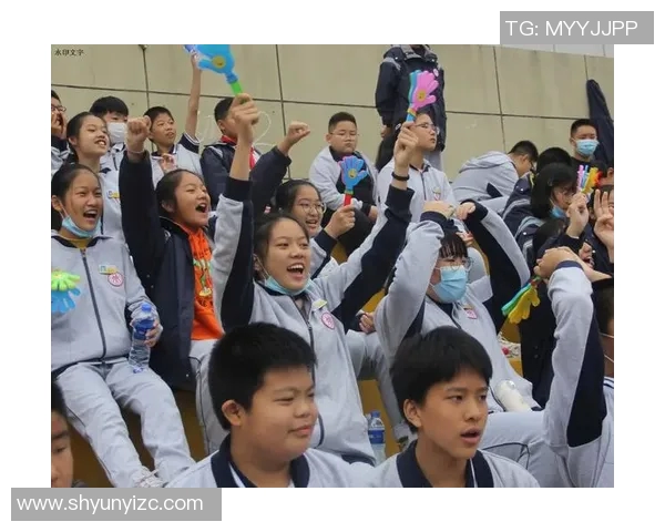 以足球星吊坠点亮青春激情展现运动魅力与时尚风采